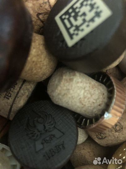 Коробка с пробками от коньяка и шампанского