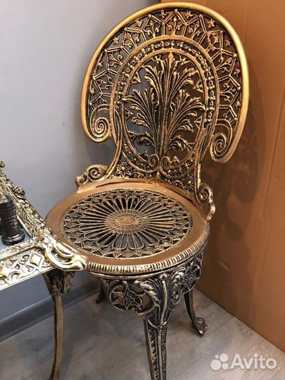 Шахматный столик со стульями