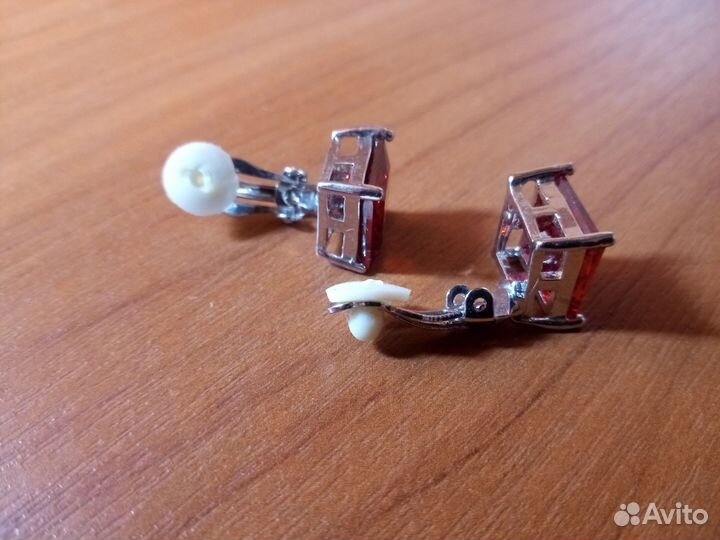 Красные клипсы