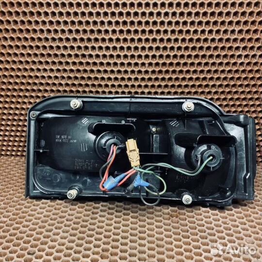 Фонарь задний левый Nissan Prairie 1991