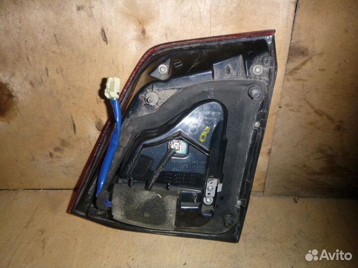 Фонарь задний внутренний левый toyota land cruiser