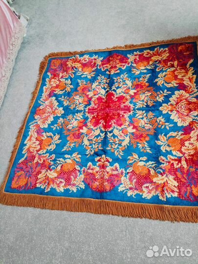 Ковер и антикварная скатерть