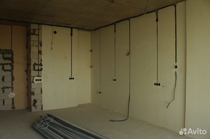 Электрик в день обращения.Работаю один