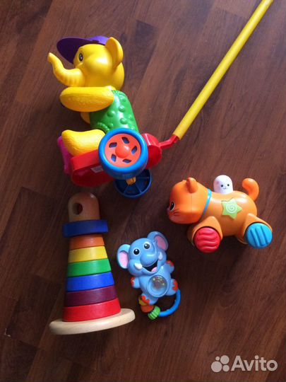 Набор ярких игрушек для малыша