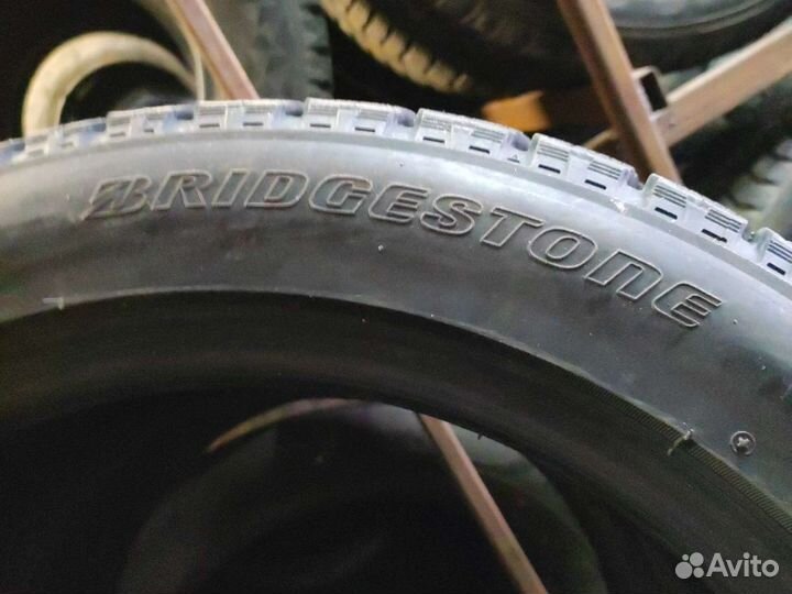 Bridgestone Blizzak VRX 215/50 R17