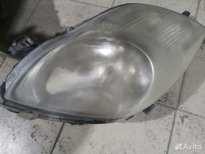 Фары на Toyota Vitz