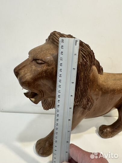 Фигурка льва из красного дерева