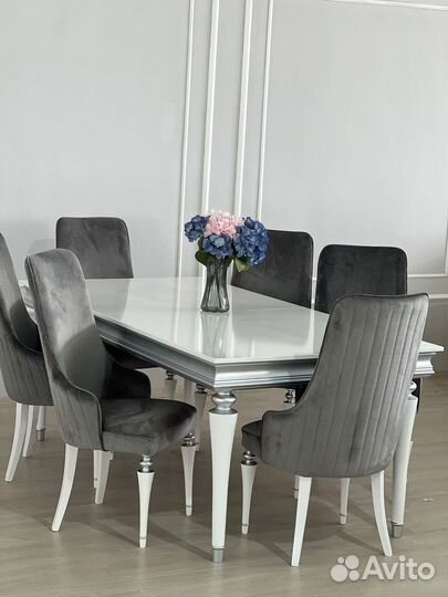 Стол и стулья