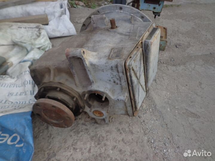 Реверс редуктор судовой 3 д 6