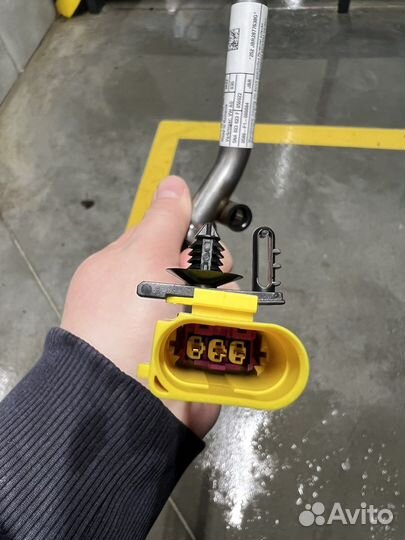 Пиропатрон капота