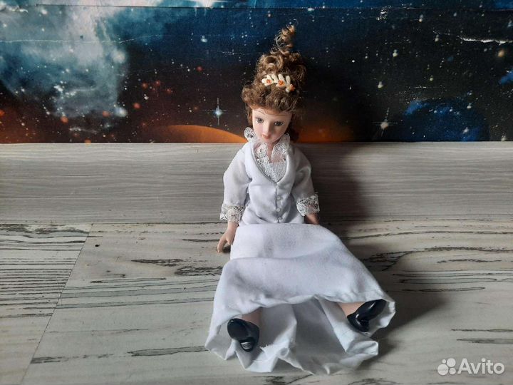 Кукла фарфоровая