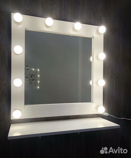 Гримерное зеркало с лампочками