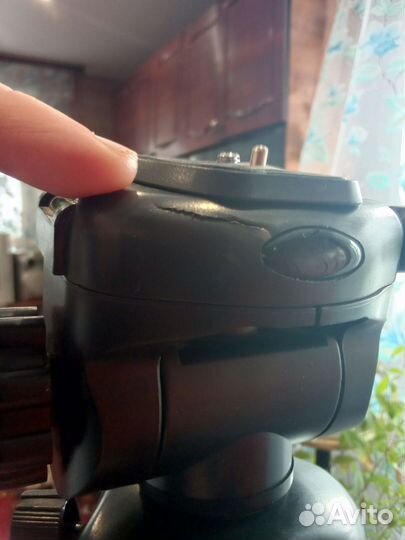 Штатив для видеокамеры