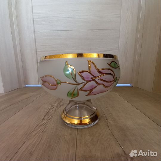 Ваза для фруктов на ножке