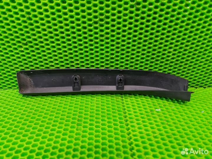 Накладка петли багажника Volkswagen Touareg 7L6