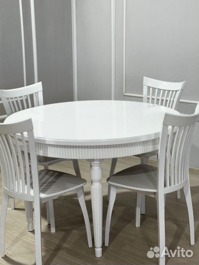 Кухонный стол и стулья