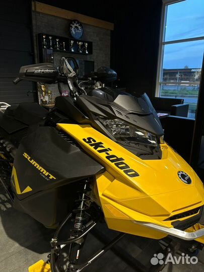 Снегоход BRP Ski-Doo Summit NEO+ 600 EFI