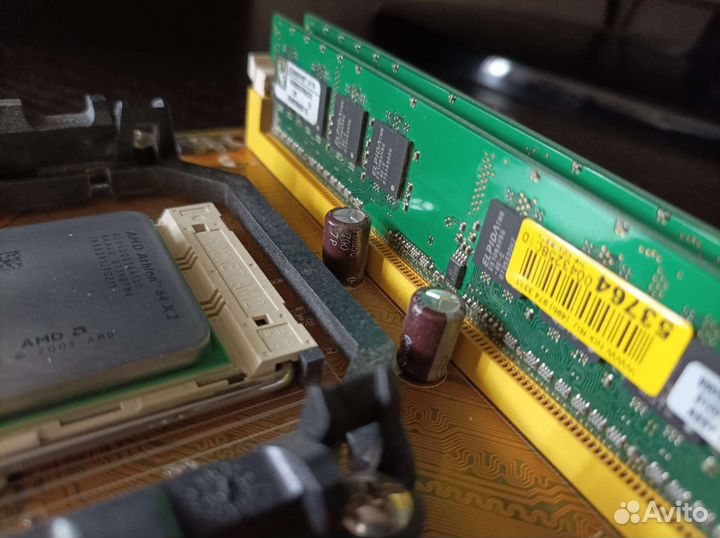 Материнская плата с процессором и памятью