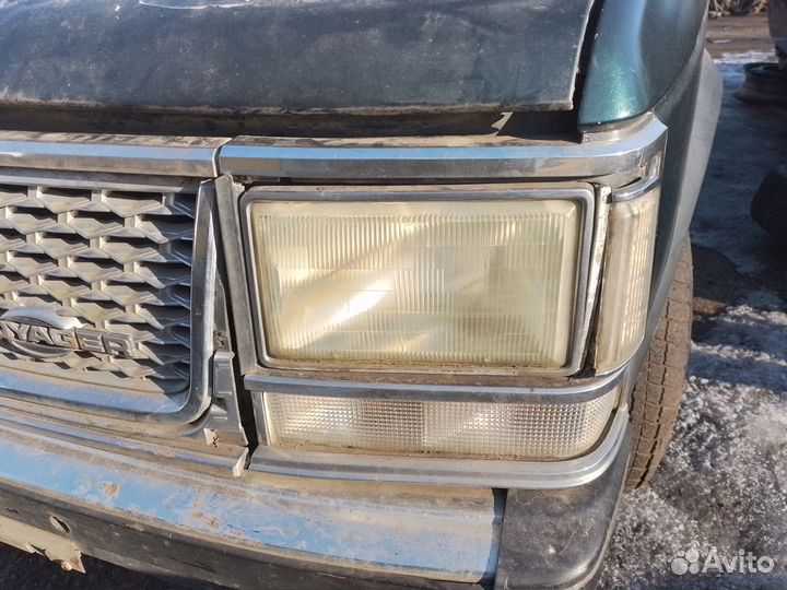 Фара передняя правая левая Plymouth Voyager 1988