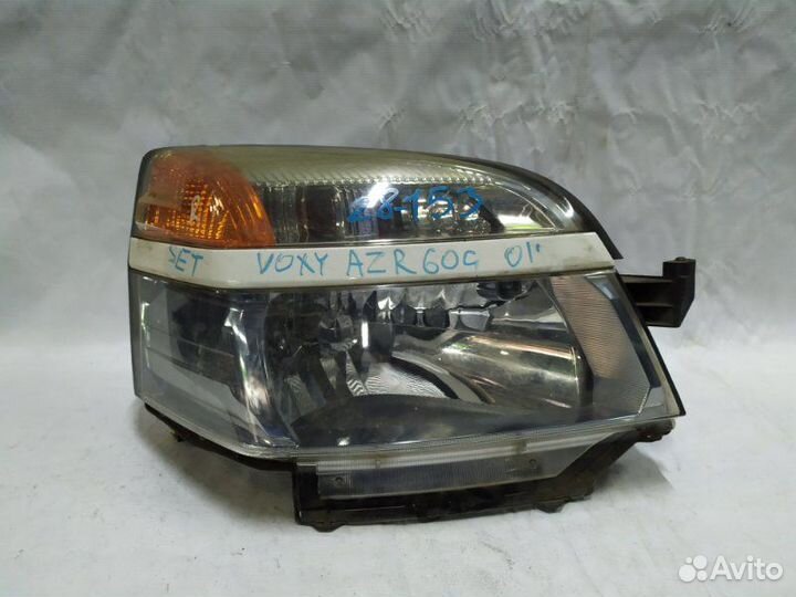Фара правая Toyota Voxy AZR60G