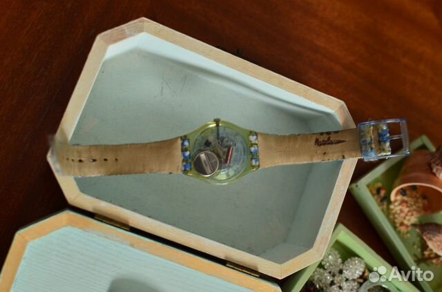 Часы Swatch голубые с кожаным ремешком с ромашками