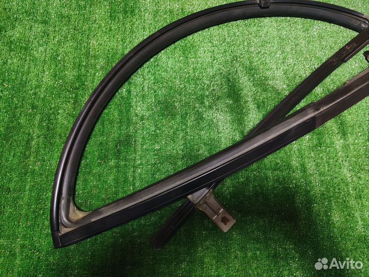 Направляющая резинка стекла Nissan Sunny