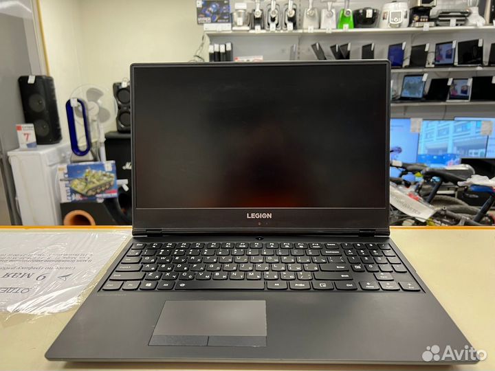 Ноутбук Lenovo Legion (центр)