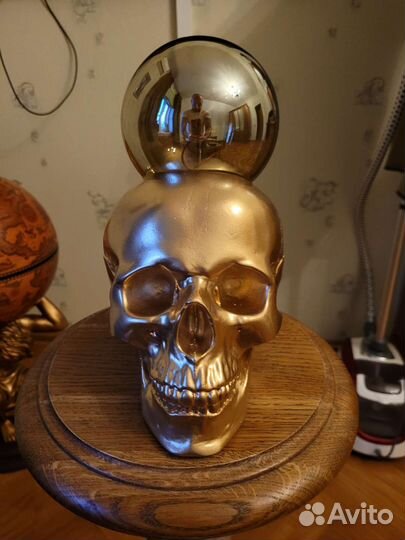 Настольная лампа золотой череп