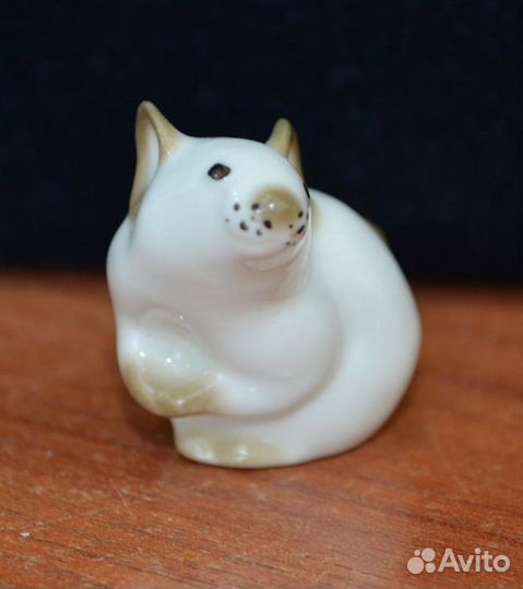 Мини фарфоровая статуэтка- белая мышка.лфз