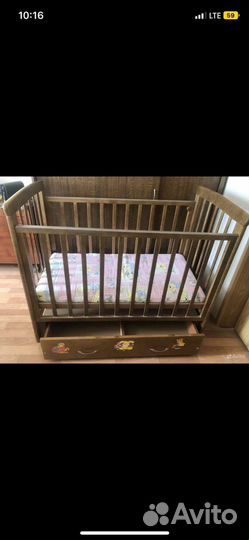 Детская кроватка с маятником и ящиком