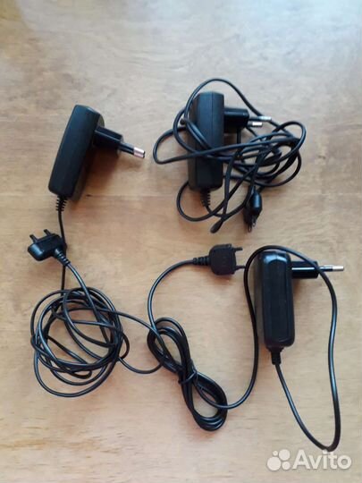 Три зарядки для телефона