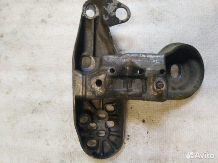 Кронштейн опоры двигателя левый Audi A4 B5 AQD