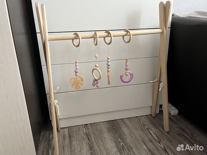 Деревянная дуга с игрушками