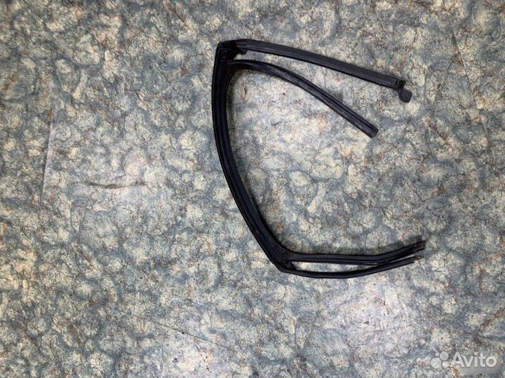 Уплотнитель стекла двери Opel Astra J