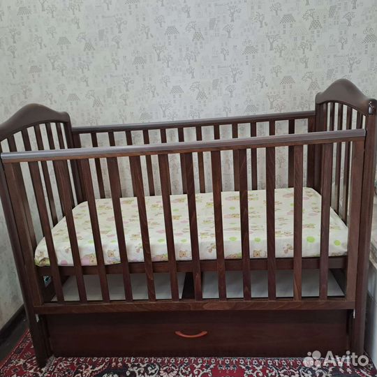 Детская кроватка с маятником