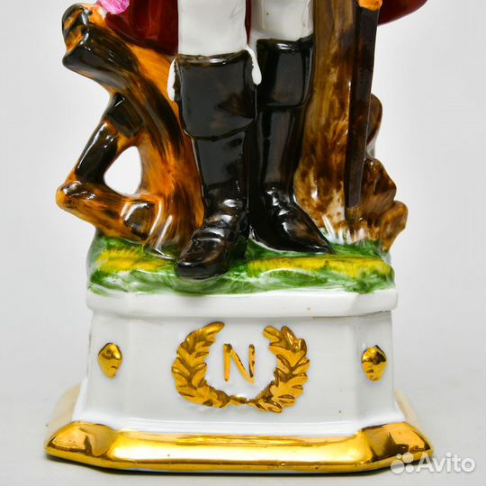 Фарфоровая статуэтка