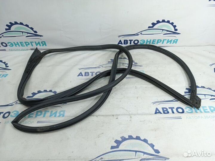 Уплотнительная резинка боковой двери передняя