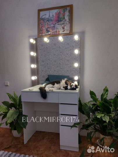 Макияжный стол с диодными лампами
