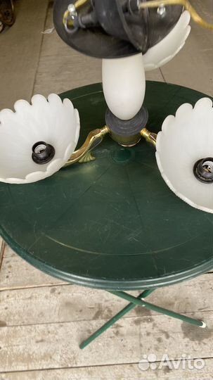 Люстра трехрожковая с плафонами