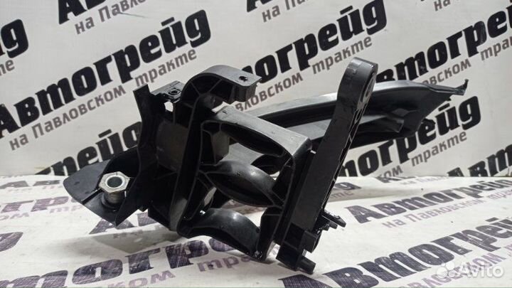 Кронштейн фары правый Audi A4 8K2 cdhb 07.06.2008