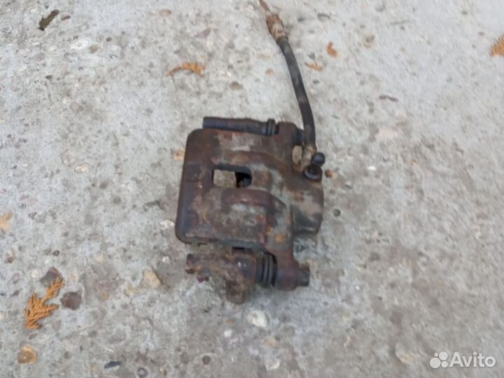 На Митсубиси Лансер 9 суппорт тормозной