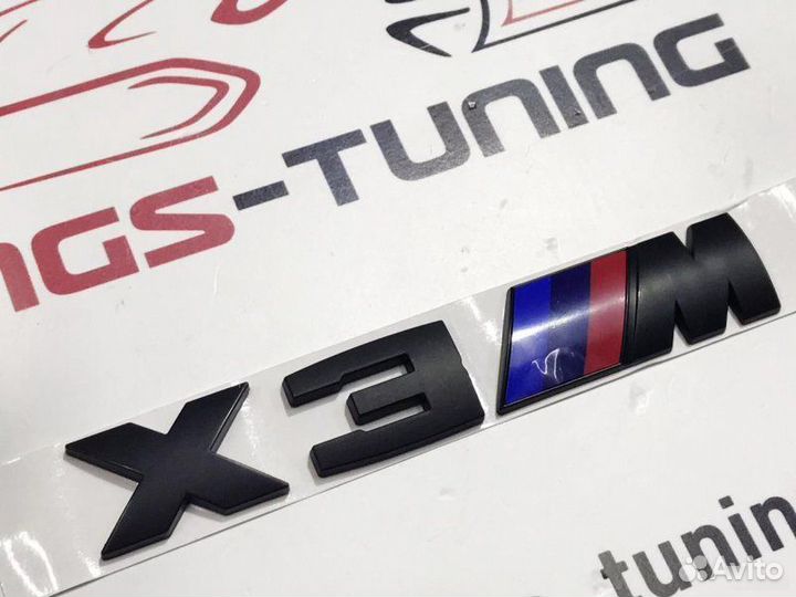 Шильдик X3M Black на BMW X3