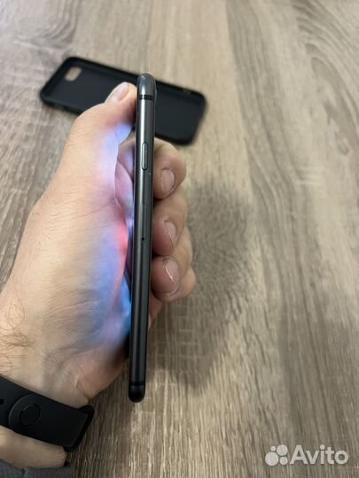 Телефон iPhone 8