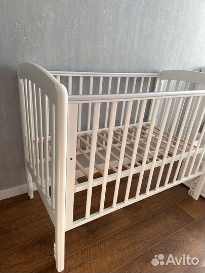 Продам детскую кроватку с маятником