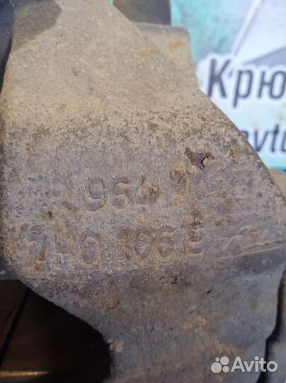 Суппорт передний правый Volkswagen Caravelle T-5