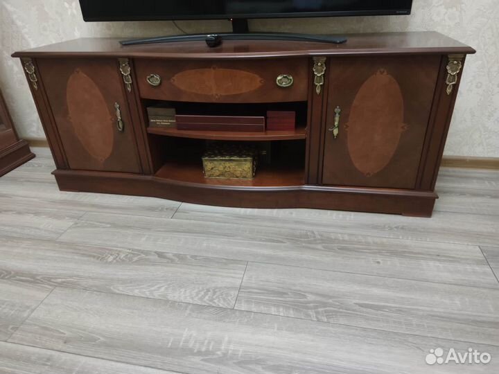 Тумба для телевизора с 2 стекляными витринами