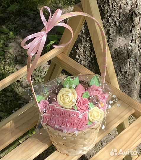 Букеты из шоколадный тюльпанов, роз клубники и тд