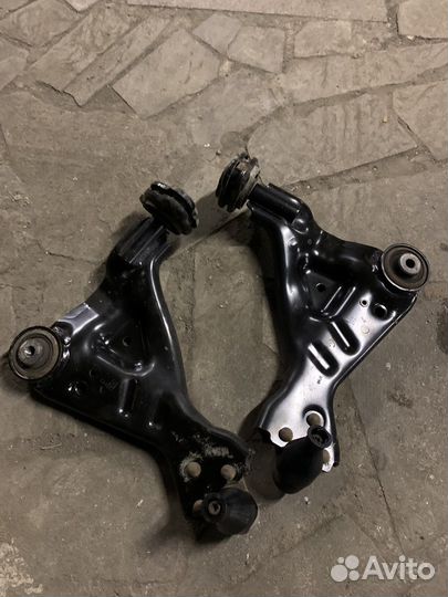 Рычаги передние нижние