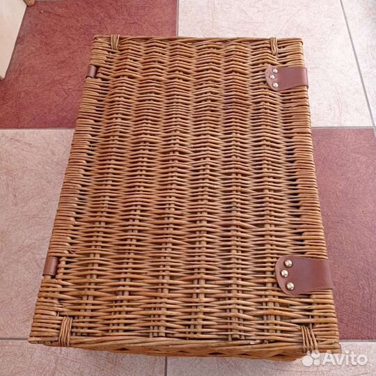 Набор для пикника в плетеном чемодане