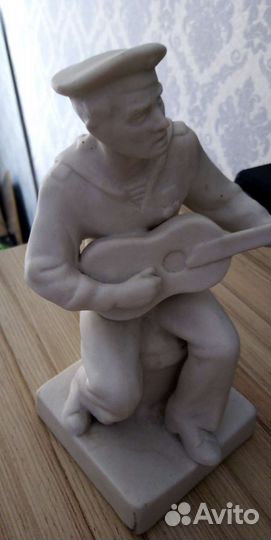 Моряк с гитарой статуэтка